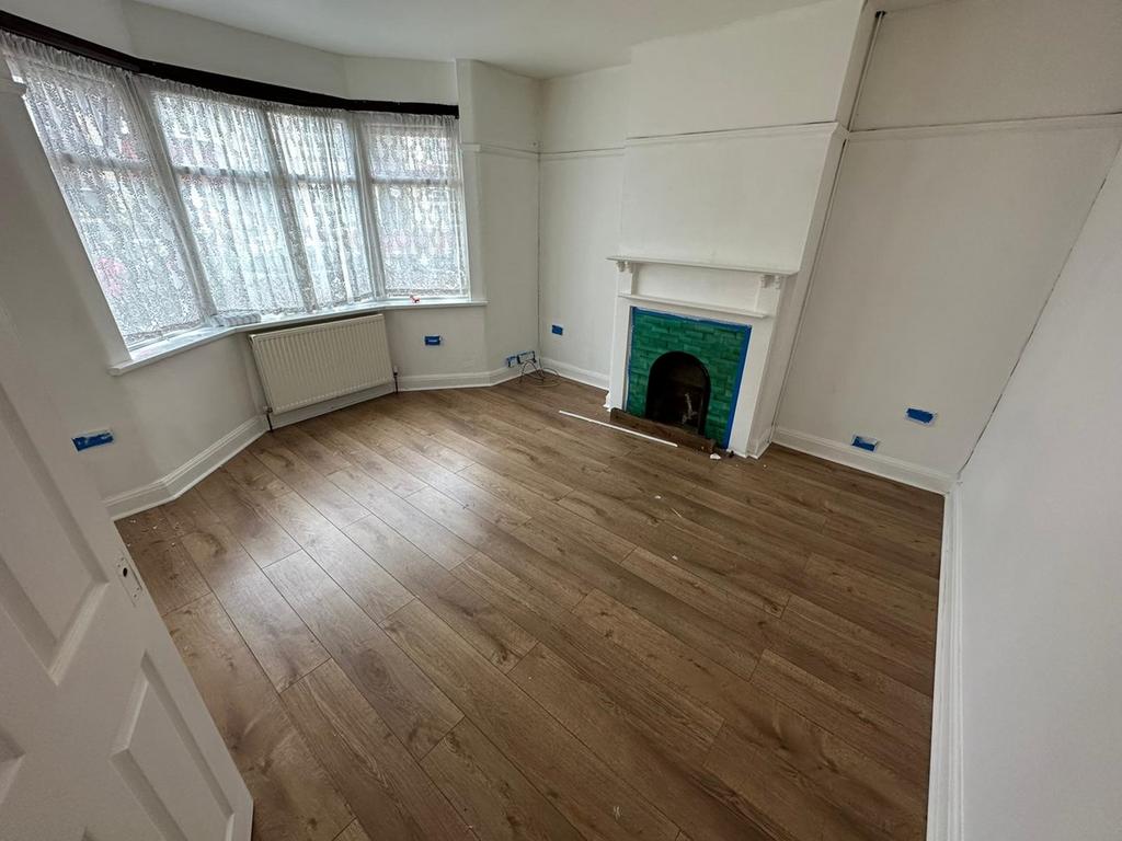 Standard Road, Hounslow, TW4 4 bed semidetached house to rent £2,500 pcm (£577 pw)