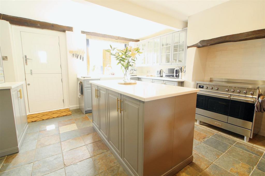 Yew Tree Road, Shepley, HD8 8DT 4 bed character property for sale £