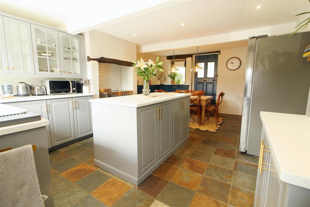 Yew Tree Road, Shepley, HD8 8DT 4 bed character property £350,000