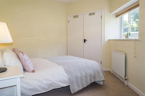 2 bedroom cottage to rent, Portsmouth Road, Esher, KT10