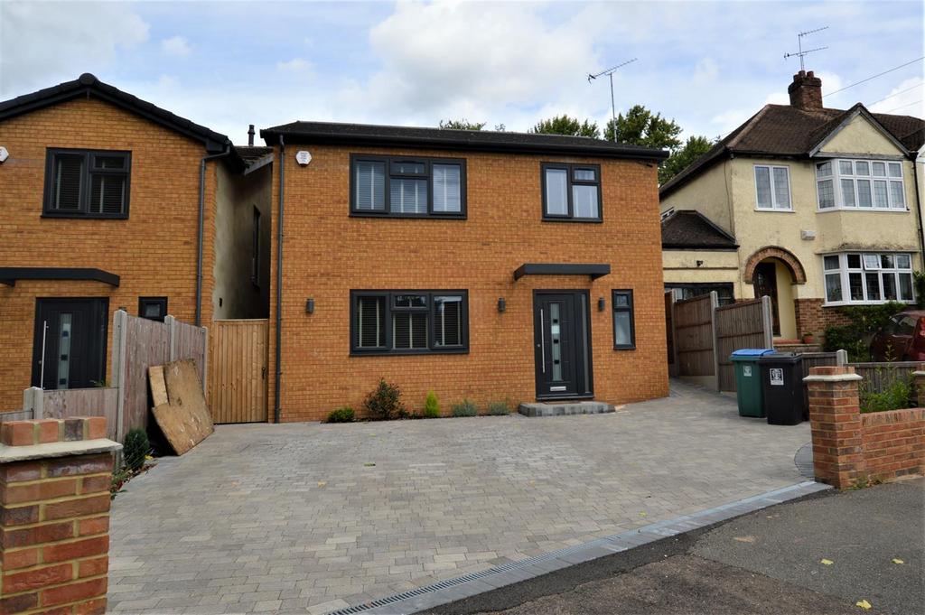 Rosecroft Drive, Watford 4 bed detached house £3,000 pcm (£692 pw)