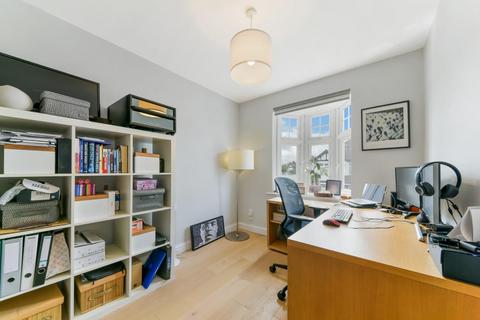 19 Meadow Close, London, SW20 9JB
