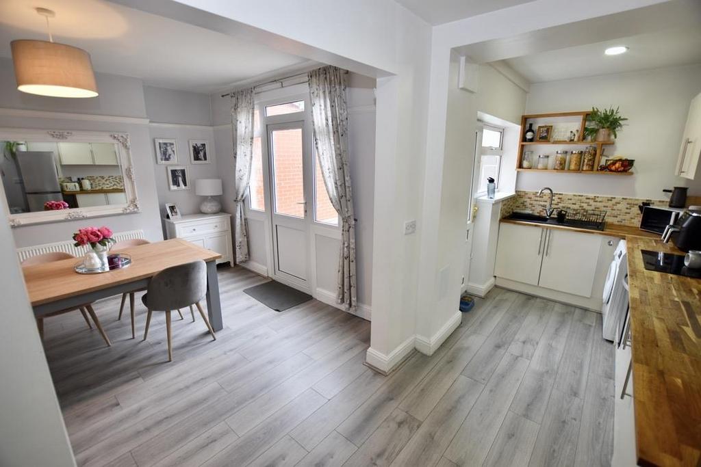 Kitchen/ Dining Space