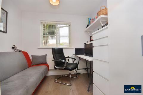 5 Grenada Close, Eastbourne, BN23 5TJ