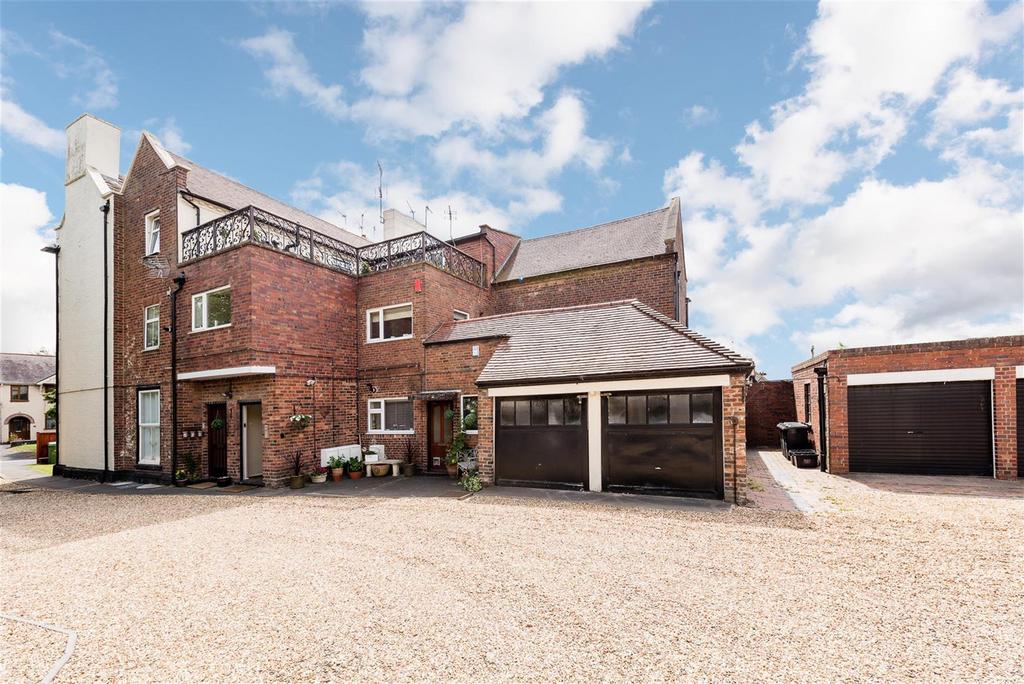 Dawley Court, Wolverhampton Road, Kingswinford, DY6 7HY 2 bed apartment