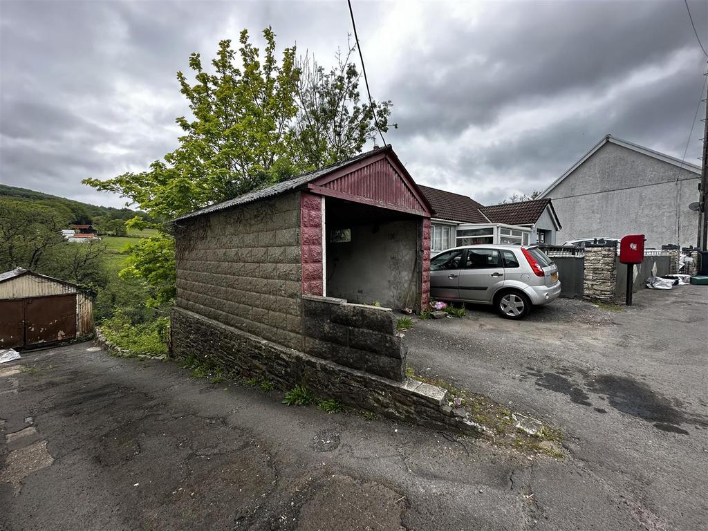 Commercial Road, Pontardawe, Swansea Garage £10,000