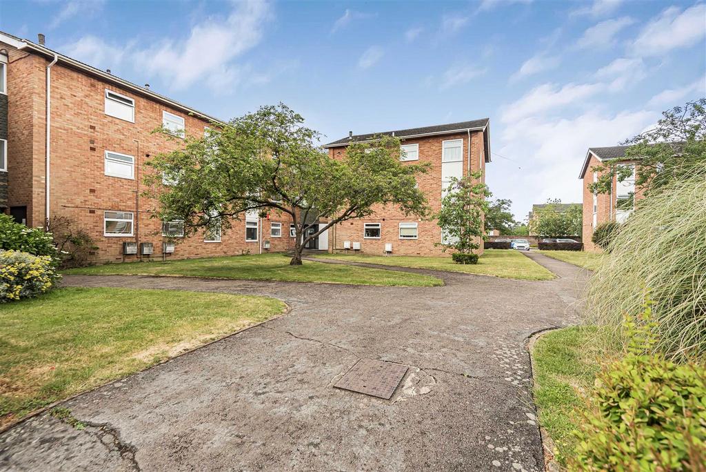 Caroline Court, Bath Road, Reading 2 bed apartment for sale £225,000