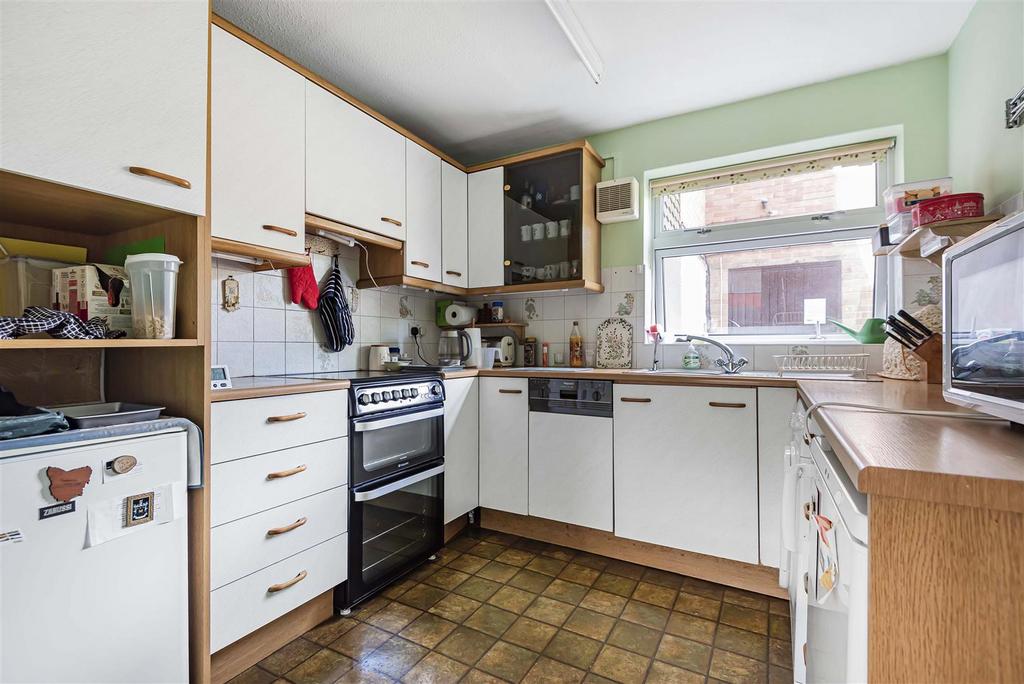 Caroline Court, Bath Road, Reading 2 bed apartment for sale £225,000