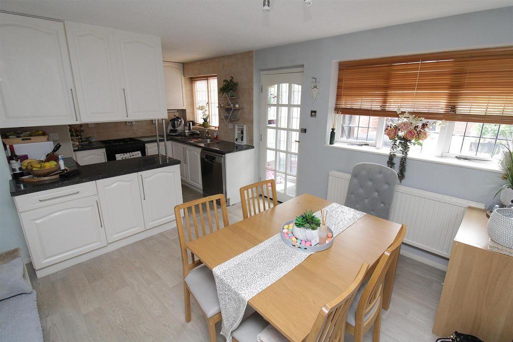 Brockenhurst Way, Bicknacre 4 bed link detached house for sale £360,000