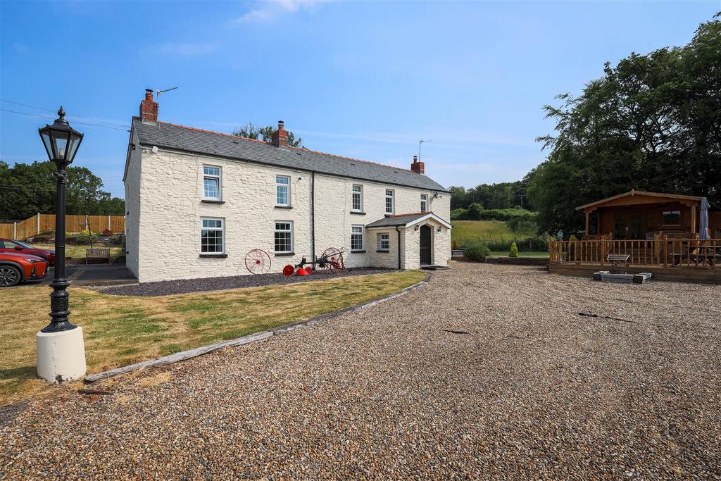 Castellau, Near Llantrisant, Rhondda Cynon Taff, CF72 8LP 5 bed farm