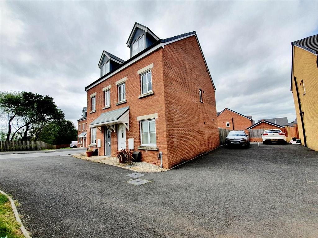 Heol Y Creyr Bach, Gorseinon, Swansea 3 bed semidetached house for