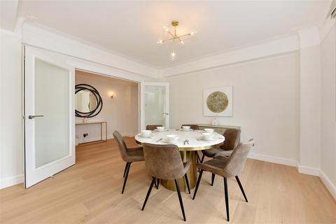 3 bedroom flat to rent, Chesterfield House, South Audley Street