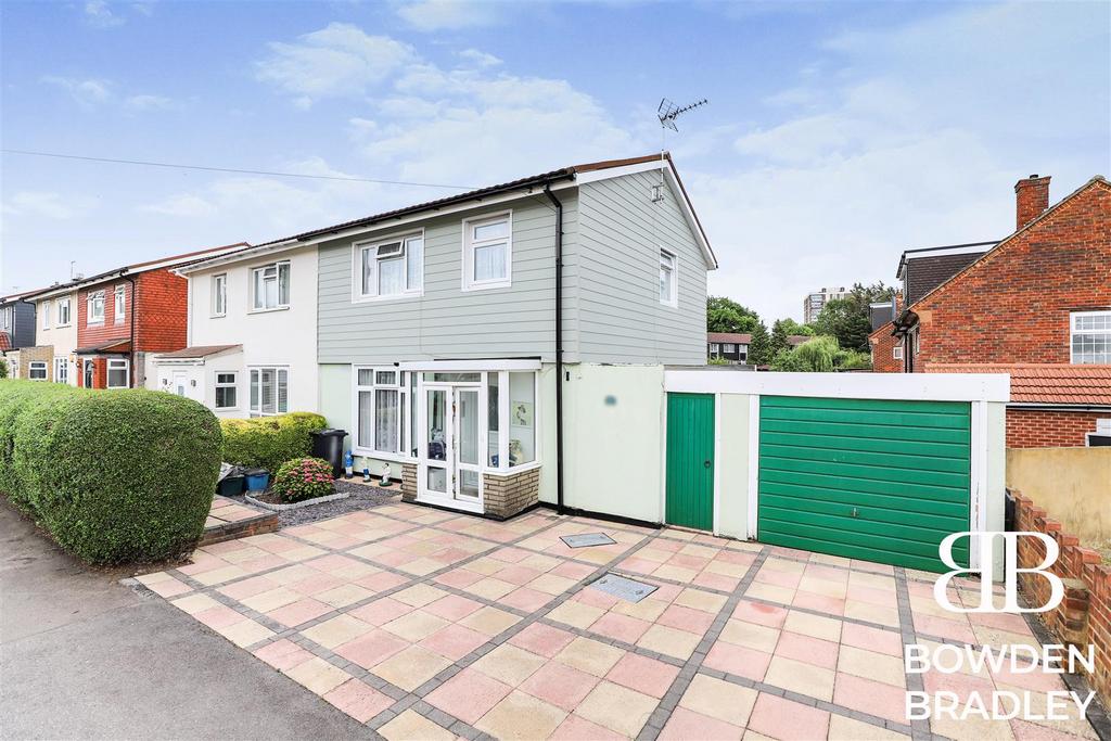 Manford Way, Chigwell 3 bed semidetached house for sale £425,000