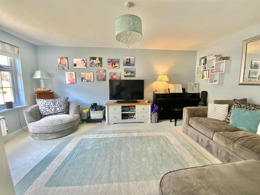 Belle Field, Towcester 4 bed detached house £485,000