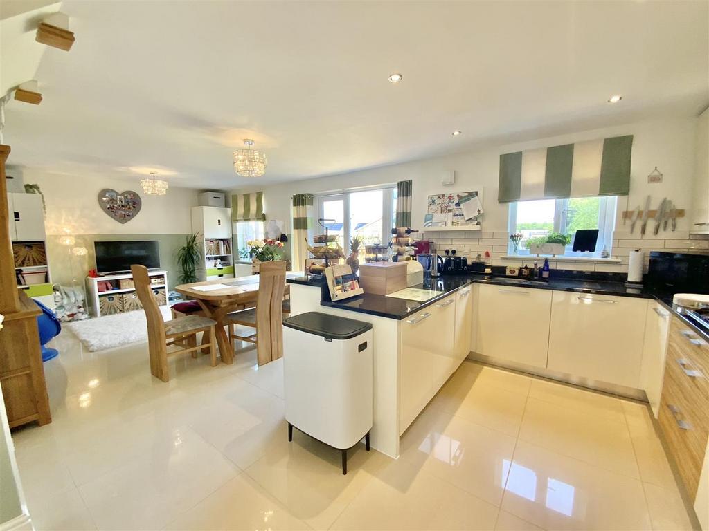 Belle Field, Towcester 4 bed detached house £485,000