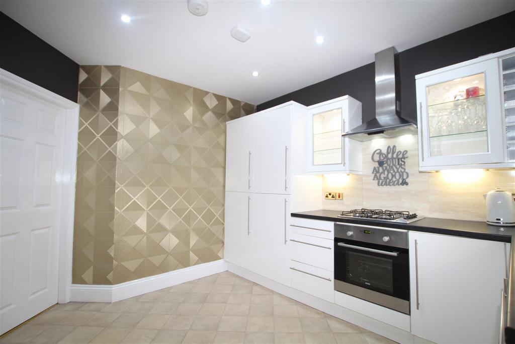 Latham Lane, Gomersal, Cleckheaton 3 bed terraced bungalow to rent £1,300 pcm (£300 pw)
