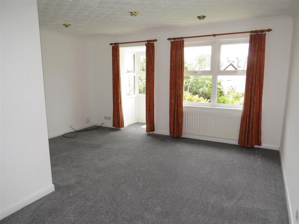 Salterns Road, Whitecliff, Poole 3 bed terraced house £1,600 pcm (£