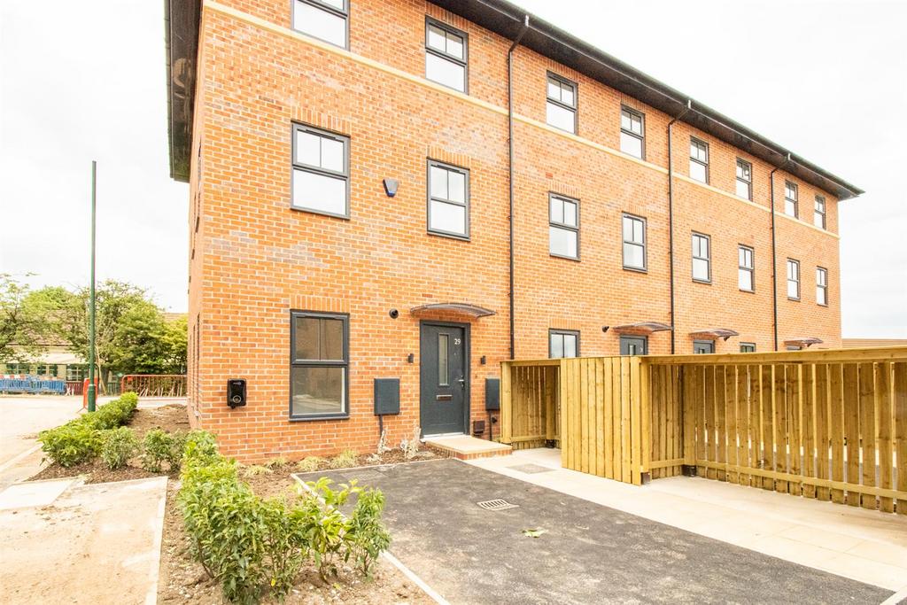 Newbold Avenue, Bilborough 2 bed townhouse £975 pcm (£225 pw)
