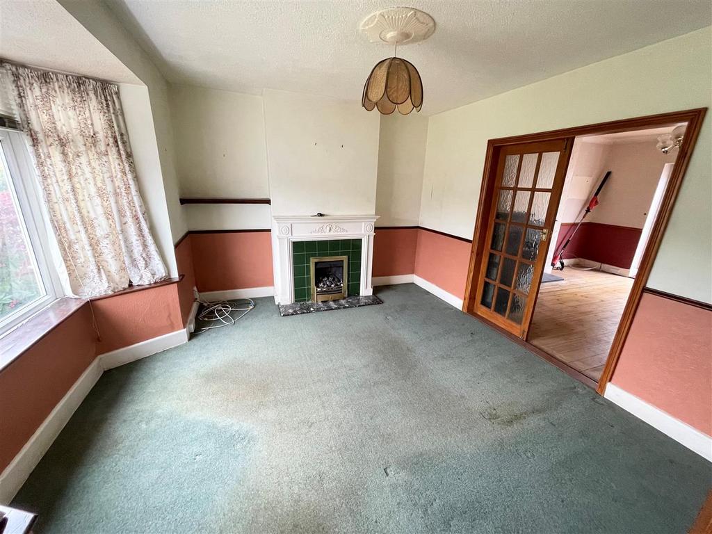 Chosen Way, Hucclecote, Gloucester 3 bed semidetached house £265,000