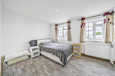 16 Sopwith Avenue, Chessington, KT9 1QE