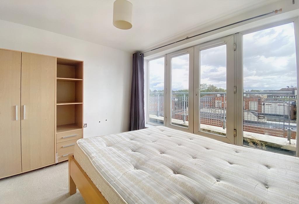 Riverbank Point, Uxbridge, Middlesex 3 bed apartment £2,200 pcm (£508 pw)