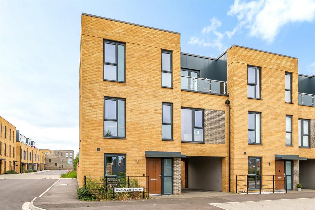 Windsor Castle Street, Brooklands... 5 bed end of terrace house for