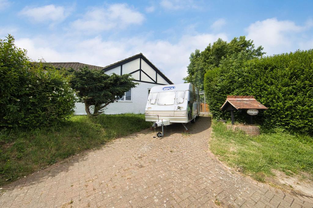 East Langdon Road, Martin, CT15 4 bed detached bungalow for sale £500,000