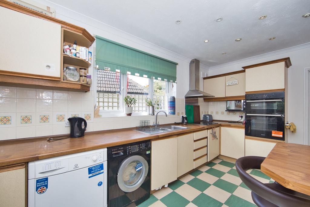 East Langdon Road, Martin, CT15 4 bed detached bungalow for sale £500,000