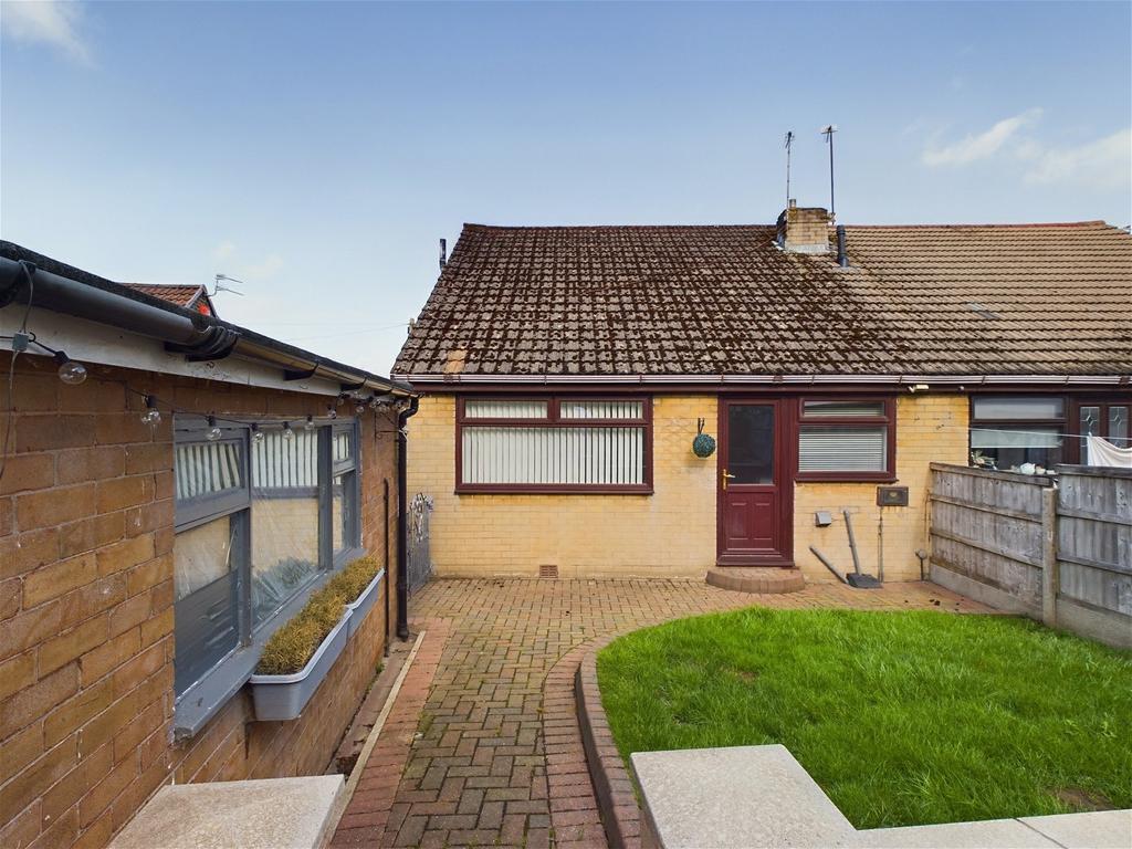 Ashfield Crescent, Springhead... 3 bed semidetached house £225,000