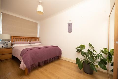 3 bedroom flat for sale, Goulden House, SW11 3HG