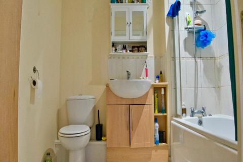 2 bedroom flat for sale, Birkby Close, Hamilton, Leicester, LE5