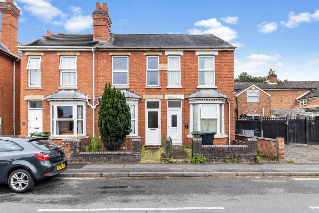 Comer Gardens, Worcester... 3 bed semidetached house £975 pcm (£225 pw)