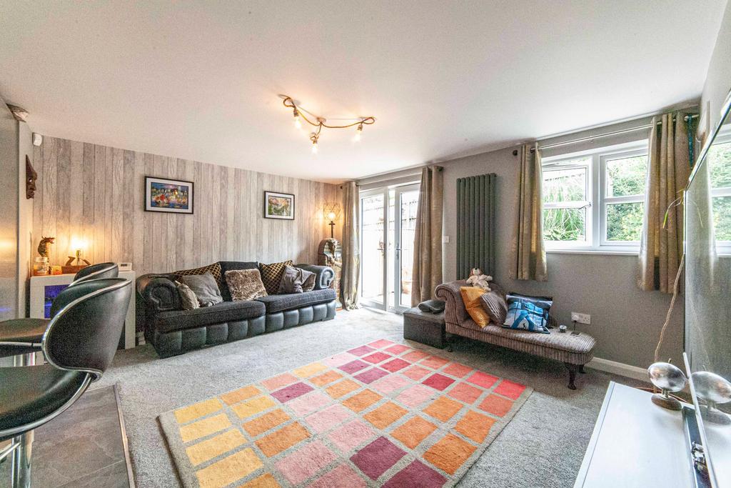 Clifton Street, Oldham, OL3 2 bed flat to rent £1,150 pcm (£265 pw)