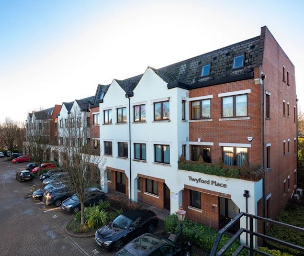 High HP12 Office to rent £1,566 pcm (£361 pw)