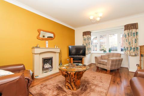 9 Moat Drive, Drayton Bassett, Tamworth, B78 3UG