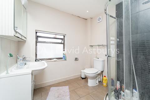 3 bedroom flat to rent, Camden Road, Holloway, London