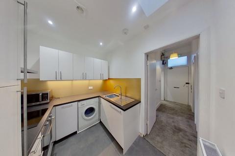 3 bedroom flat to rent, St Peter's Place, Edinburgh, EH3