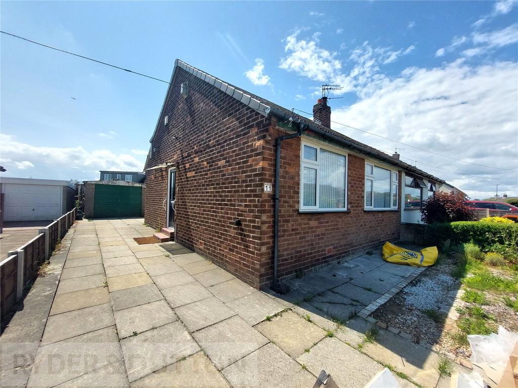 Cumberland Avenue, Dukinfield... 2 bed bungalow £850 pcm (£196 pw)