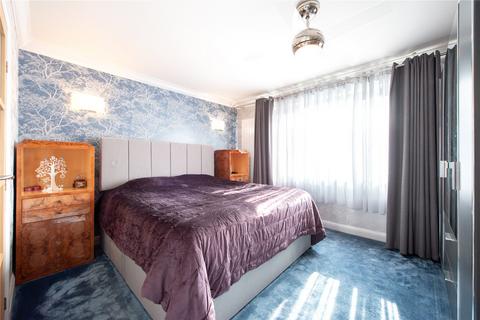 11 Lakeside, Billericay, CM12 0NF