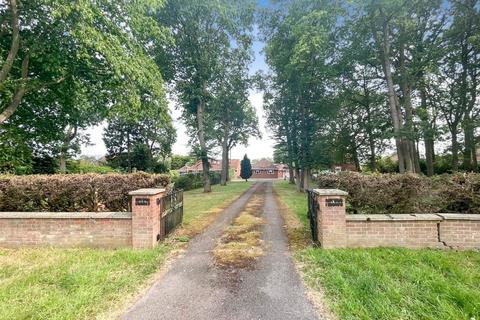 3 bedroom bungalow to rent, Halls Road, Tilehurst, Reading, Berkshire, RG30
