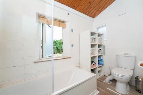 2 Green Lane, London, W7 2PB