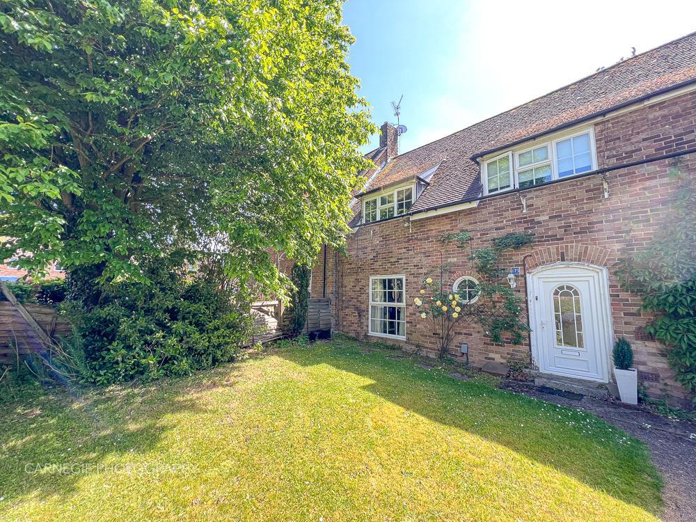 Knightsfield, Welwyn Garden City AL8 3 bed terraced house £425,000