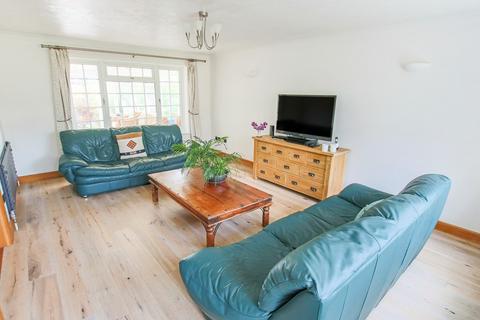 5 Dickens Close, East Grinstead, RH19 1SE