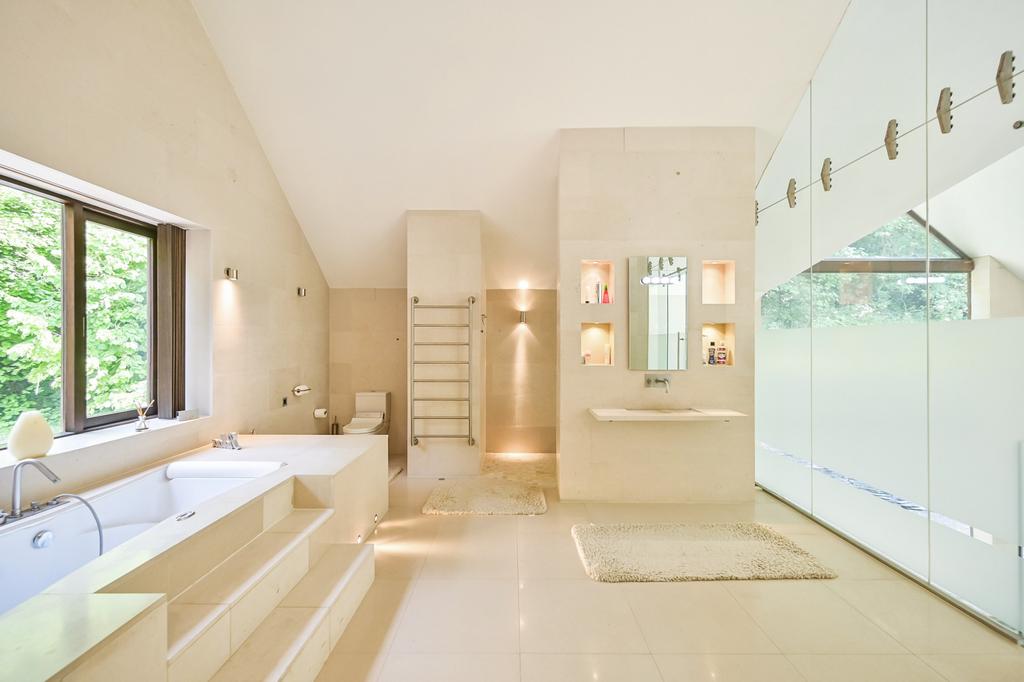 Main En Suite
