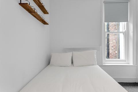 Studio to rent,  Pembridge Villas, London W11