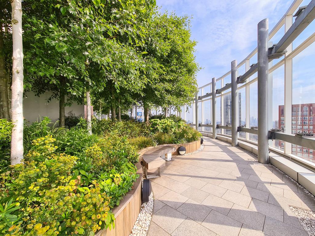 Sky Gardens, Wandsworth Road, London, SW8 2 bed flat £3,250 pcm (£750 pw)