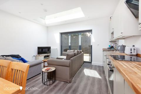 2 bedroom flat for sale - Blackstock Road, London, N4