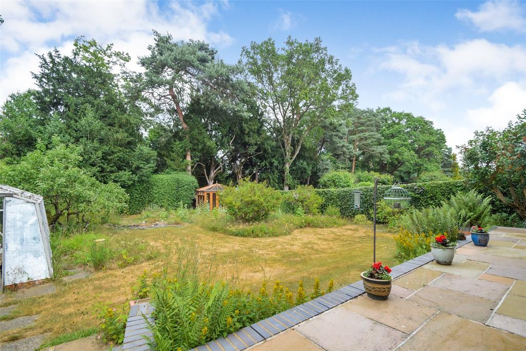 Sandhurst, Berkshire GU47 4 bed detached house for sale £685,000