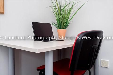 1 bedroom in a house share to rent, Broomfield, Guildford, Surrey, GU2