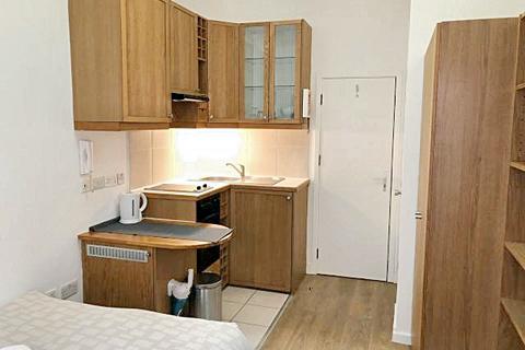 Studio to rent, Finchley Road, Hampstead, London, NW3